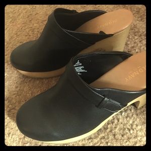 Black Old Navy Clogs